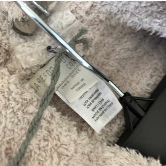 NWT Barefoot Dreams Poncho - Picture 5 of 8